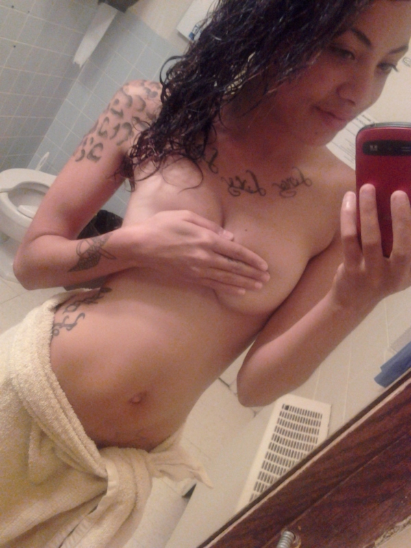 Sexy nue devant sa webcam 034